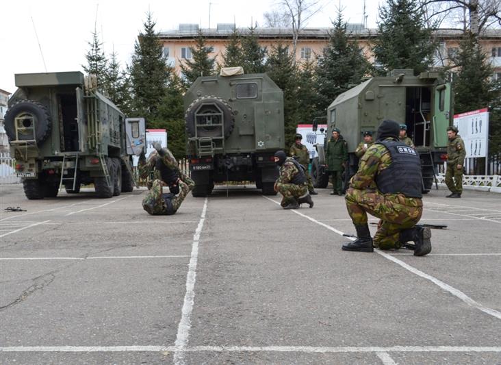 В Биробиджане бойцы ОМОНа Росгвардии совместно с сотрудниками военкомата провели военно-патриотическое мероприятие