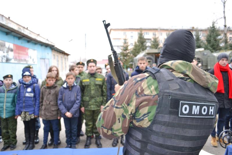В Биробиджане бойцы ОМОНа Росгвардии совместно с сотрудниками военкомата провели военно-патриотическое мероприятие