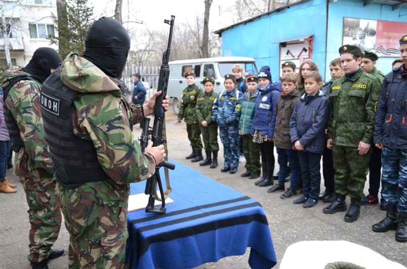 В Биробиджане бойцы ОМОНа Росгвардии совместно с сотрудниками военкомата провели военно-патриотическое мероприятие