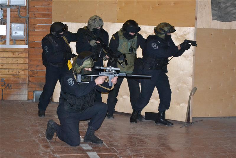 Бойцы Псковского СОБРа провели для школьников Урок мужества