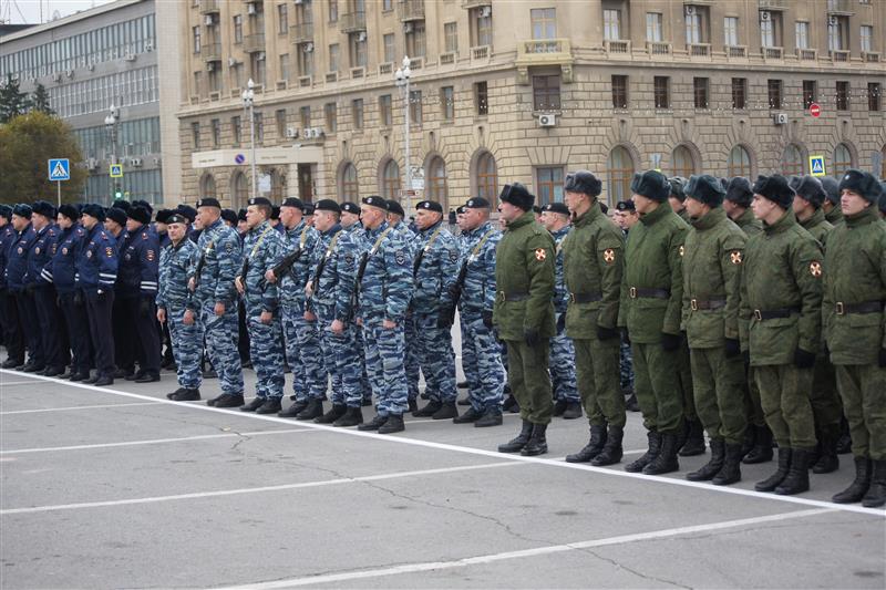 Волгоградские росгвардейцы приняли участие в общегарнизонном разводе, посвященном празднованию Дня сотрудника органов внутренних дел 