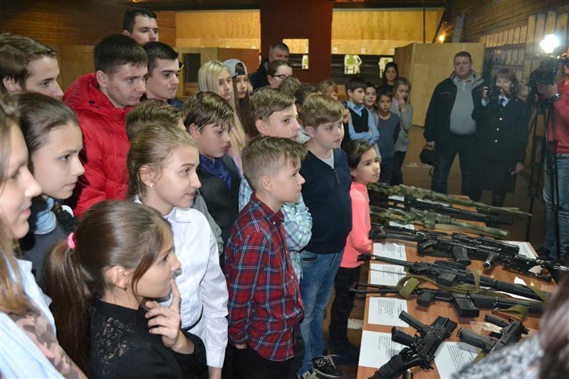 Бойцы Псковского СОБРа провели для школьников Урок мужества