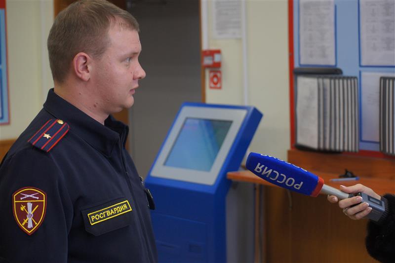 Начальник отделения по контролю за оборотом оружия Центра лицензионно-разрешительной работы Управления Росгвардии по Волгоградской области выступил в эфире регионального телевидения