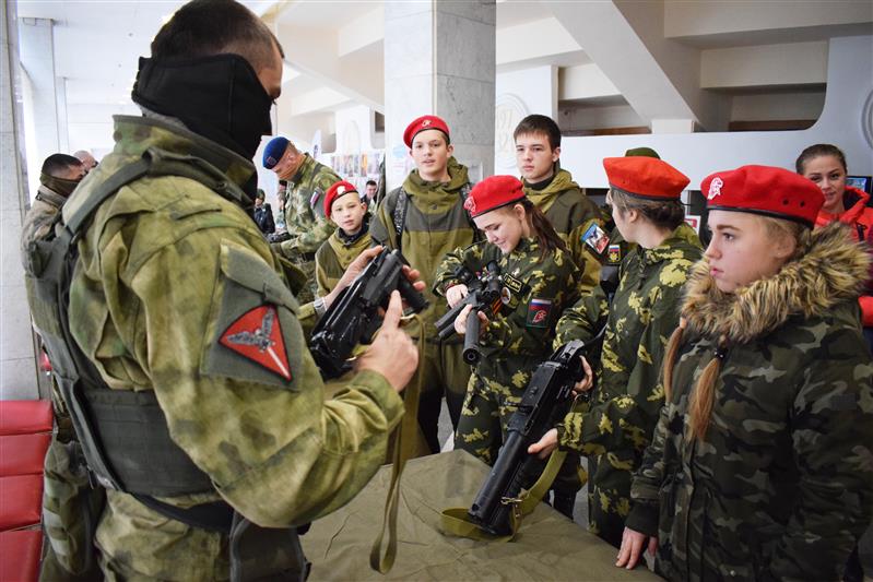 В Крыму бойцы СОБРа и ОМОНа Росгвардии приняли участие в патриотической акции для школьников