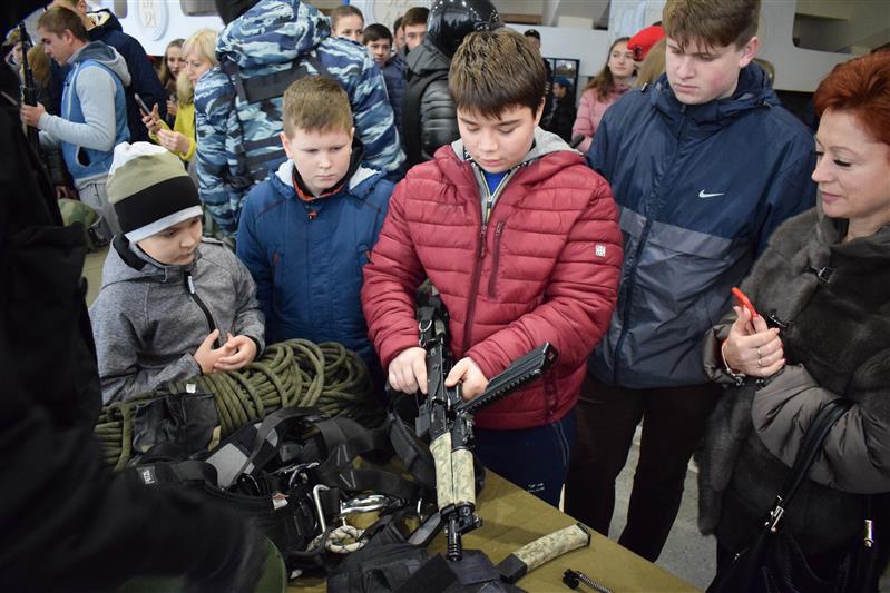 В Крыму бойцы СОБРа и ОМОНа Росгвардии приняли участие в патриотической акции для школьников