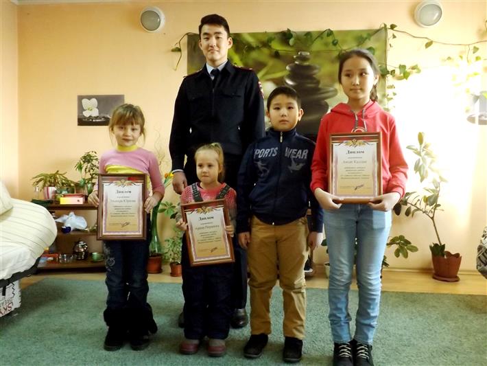 В Туве состоялось торжественное чествование участников конкурса детского рисунка, посвященного 65-летнему юбилею вневедомственной охраны Росгвардии
