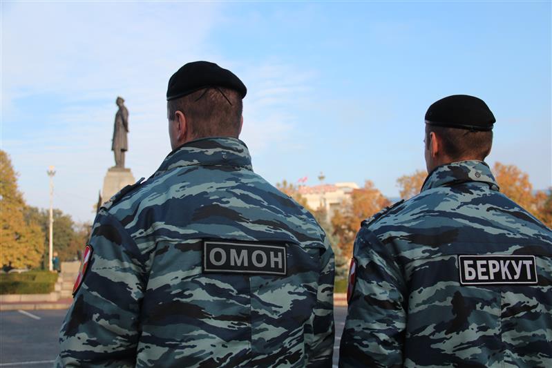      Росгвардия обеспечила правопорядок во время празднования в Севастополе 100-летия Октябрьской революции 
