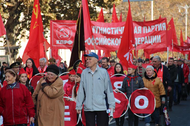      Росгвардия обеспечила правопорядок во время празднования в Севастополе 100-летия Октябрьской революции 