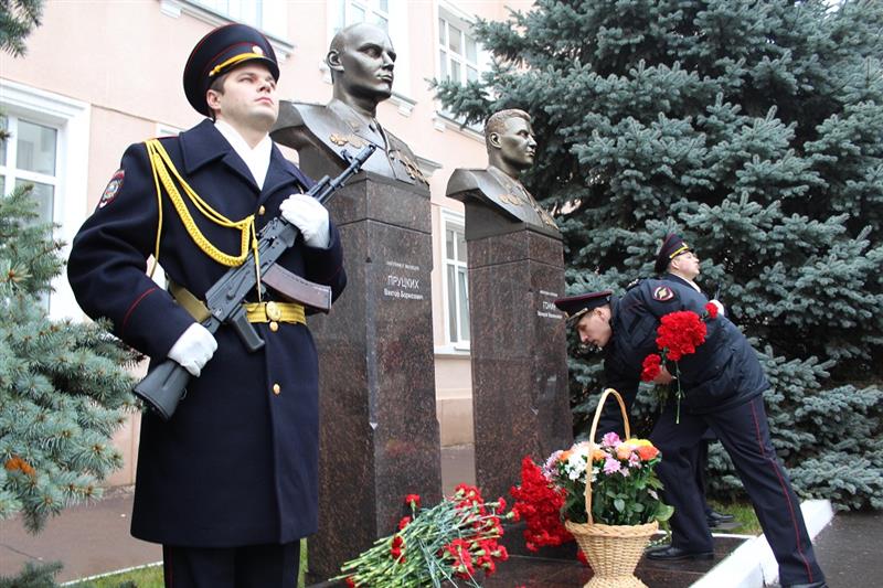 Сотрудники СОБРа Управления Росгвардии по Саратовской области почтили память сослуживца