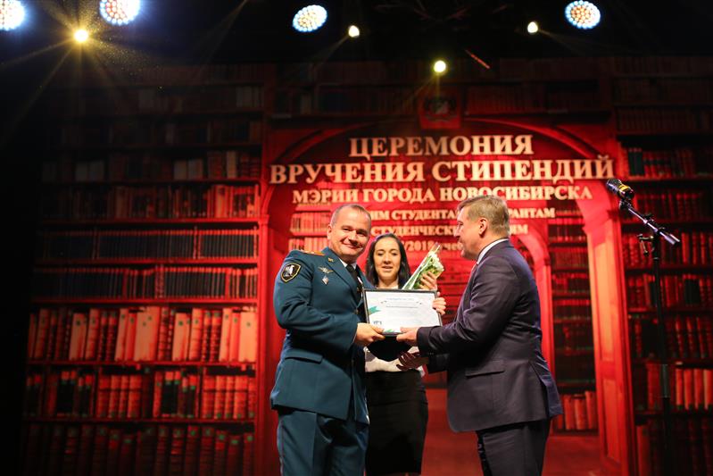 Военнослужащие Новосибирского военного института Росгвардии стали стипендиатами мэрии города 