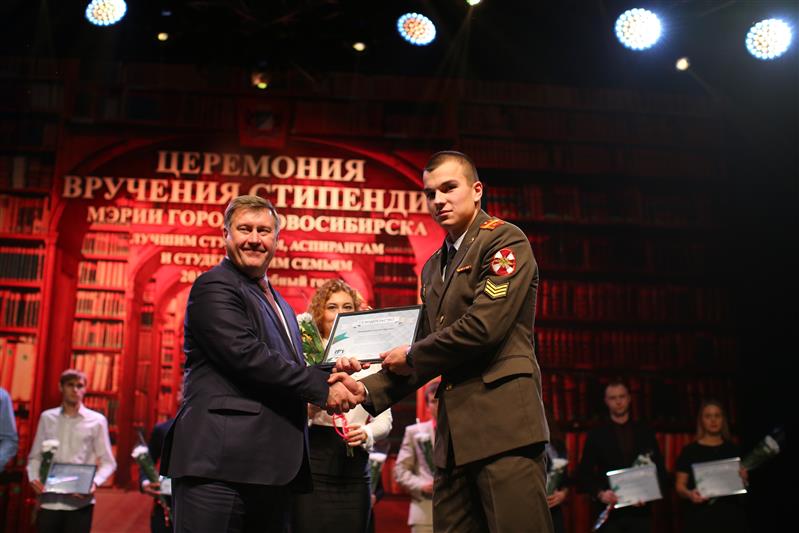 Военнослужащие Новосибирского военного института Росгвардии стали стипендиатами мэрии города 
