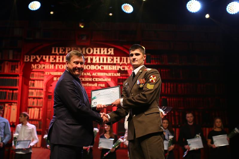 Военнослужащие Новосибирского военного института Росгвардии стали стипендиатами мэрии города 