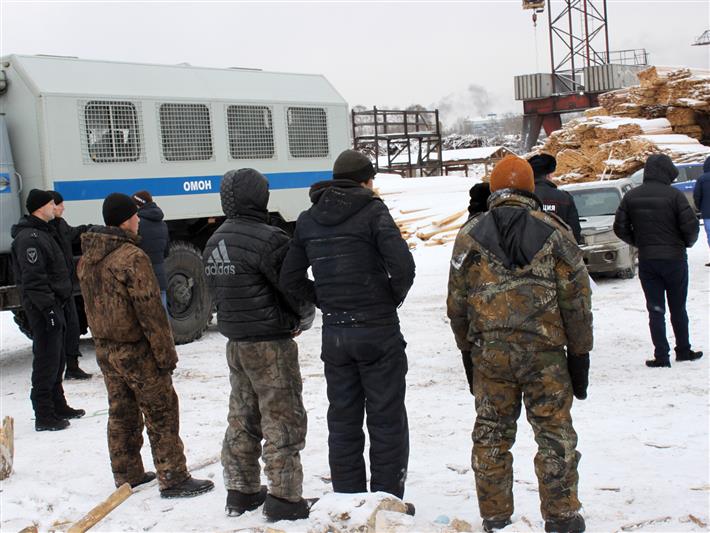 При силовой поддержке бойцов ангарского ОМОНа Росгвардии пресечена контрабанда древесины