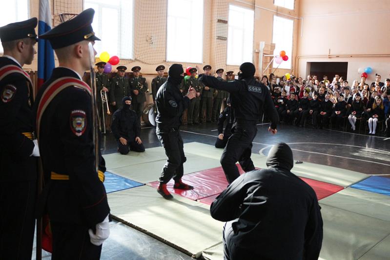 В Хабаровске сотрудники Росгвардии приняли участие в церемонии принятия присяги юными кадетами