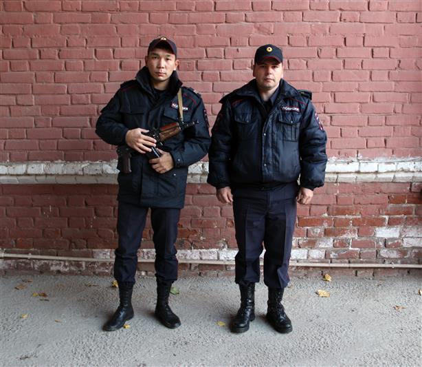 Сотрудники Росгвардии спасли женщину, которая пострадала при пожаре в Астрахани