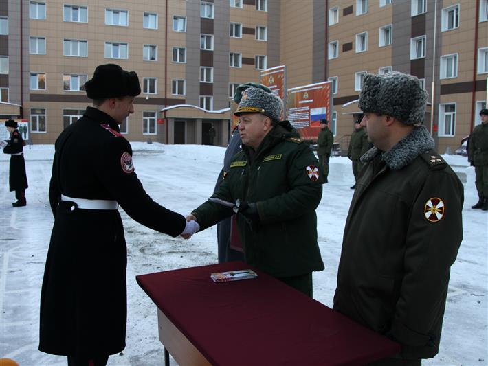 Командующий Сибирским округом принял участие в церемонии принятия присяги учениками профильных классов Росгвардии 