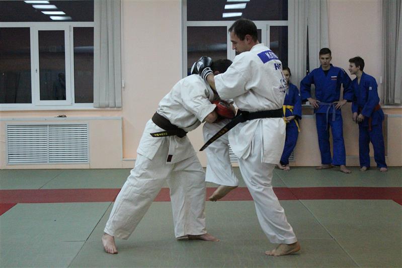 Сотрудника тюменского ОМОНа Росгвардии - призера чемпионата мира по каратэ с почестями встретили на малой родине