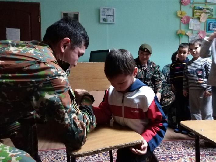 В Калаче-на-Дону военнослужащие Северо-Кавказского округа Росгвардии провели военно-патриотическое мероприятие для воспитанников социально-реабилитационного центра