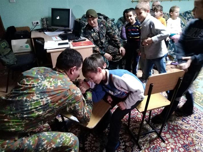 В Калаче-на-Дону военнослужащие Северо-Кавказского округа Росгвардии провели военно-патриотическое мероприятие для воспитанников социально-реабилитационного центра