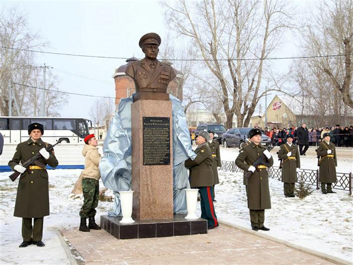 Военнослужащие красноярского соединения Сибирского округа Росгвардии приняли участие в открытии памятника маршалу артиллерии Павлу Кулешову