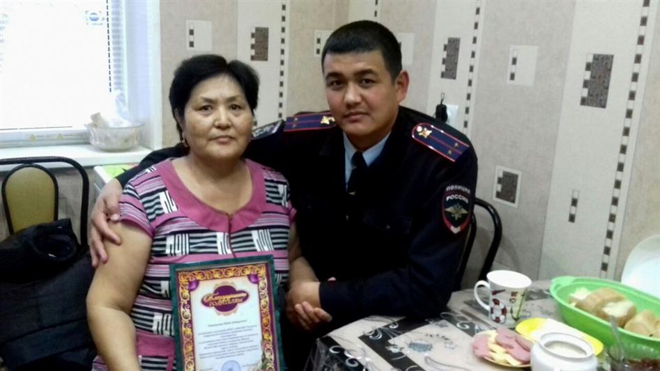 В Астрахани сотрудники Росгвардии навестили семьи погибших сослуживцев