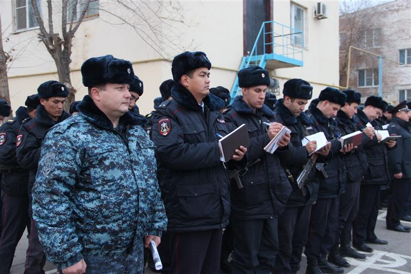 В Астрахани состоялся общегарнизонный развод подразделений, заступающих на боевую службу по охране общественного порядка