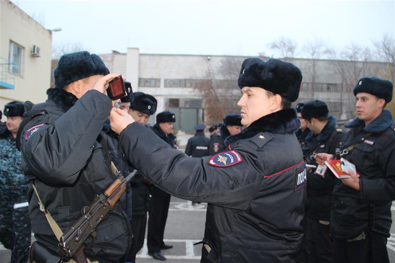 В Астрахани состоялся общегарнизонный развод подразделений, заступающих на боевую службу по охране общественного порядка