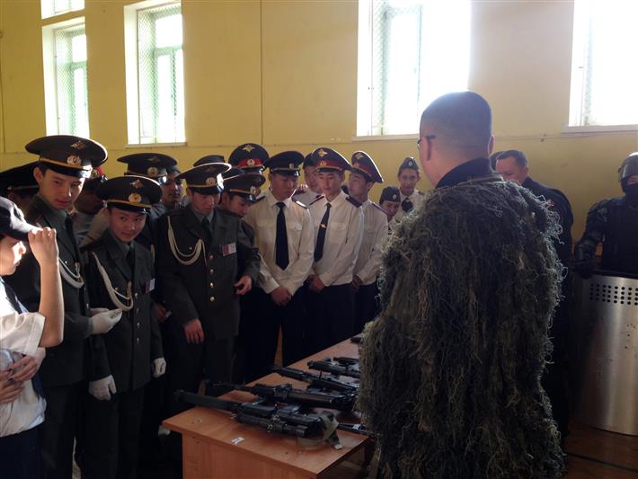Сотрудники читинского ОМОНа Росгвардии провели показательную  учебную спецоперацию для «Юных друзей полиции»