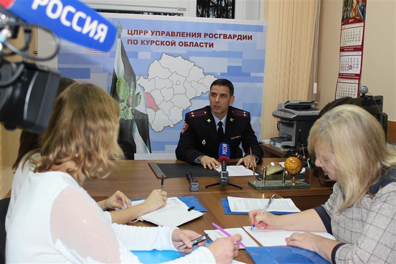 Офицер Росгвардии рассказал курским журналистам о деятельности Центра лицензионно-разрешительной работы
