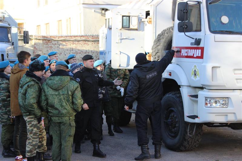 Воспитанники военно-патриотического клуба «Юный маргеловец» побывали в гостях у бойцов питерского ОМОНа на транспорте 