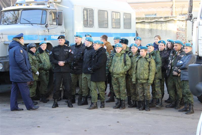 Воспитанники военно-патриотического клуба «Юный маргеловец» побывали в гостях у бойцов питерского ОМОНа на транспорте 