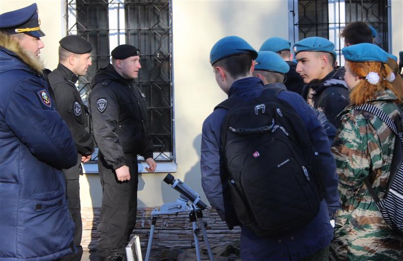 Воспитанники военно-патриотического клуба «Юный маргеловец» побывали в гостях у бойцов питерского ОМОНа на транспорте 
