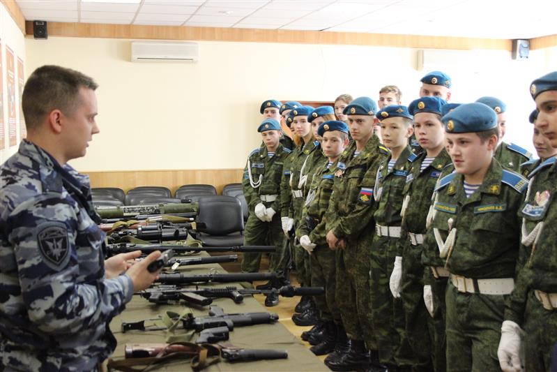 Воспитанники военно-патриотического клуба «Юный маргеловец» побывали в гостях у бойцов питерского ОМОНа на транспорте 