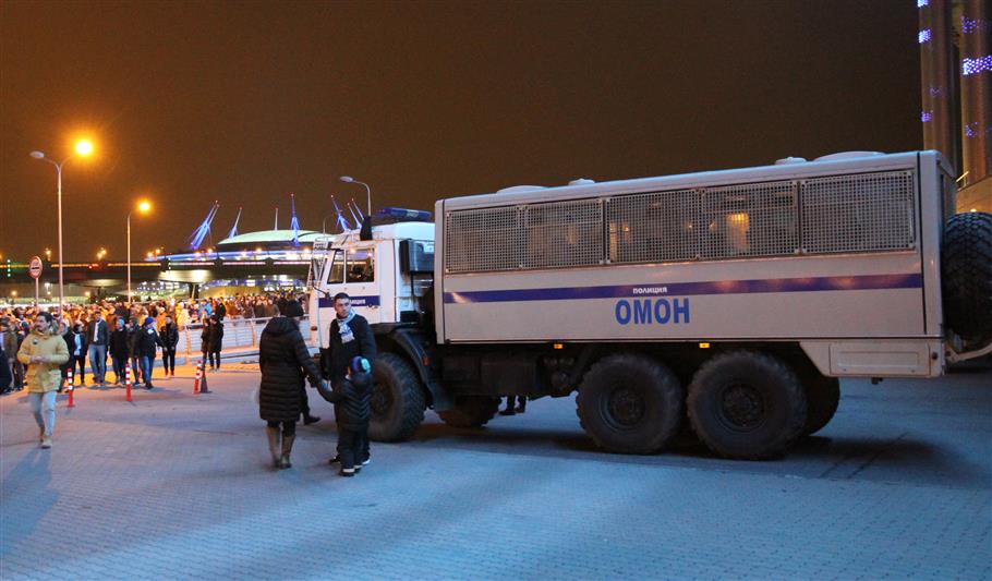 В Санкт-Петербурге сотрудники и военнослужащие Росгвардии обеспечили правопорядок при проведении футбольного матча Лиги Европы УЕФА