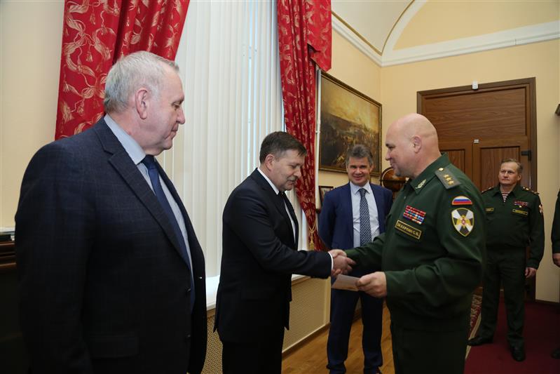 В управлении Северо-Западного округа войск национальной гвардии РФ состоялось награждение руководителей органов исполнительной власти