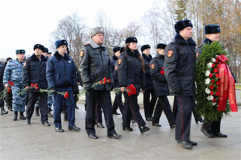 В Санкт-Петербурге военнослужащие  и  сотрудники Росгвардии почтили память правоохранителей, погибших при исполнении служебного долга