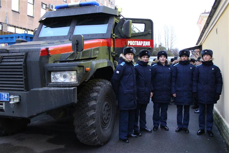 Сотрудники петербургского СОБРа «Гранит» провели Урок мужества для воспитанников кадетской школы Военной академии связи