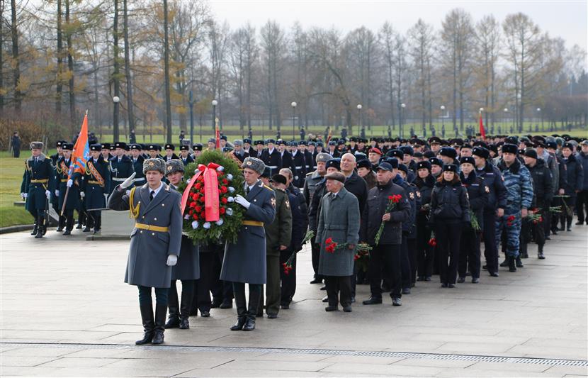 В Санкт-Петербурге военнослужащие  и  сотрудники Росгвардии почтили память правоохранителей, погибших при исполнении служебного долга