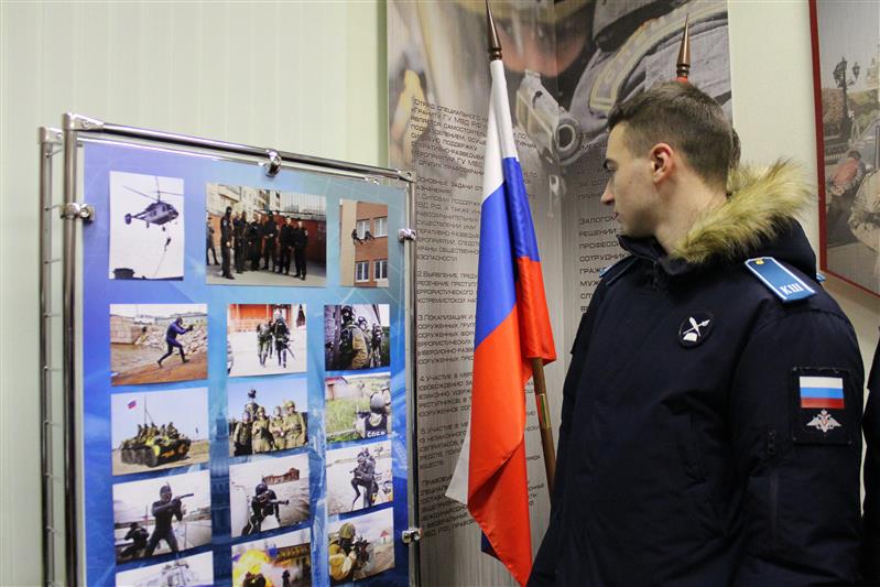 Сотрудники петербургского СОБРа «Гранит» провели Урок мужества для воспитанников кадетской школы Военной академии связи