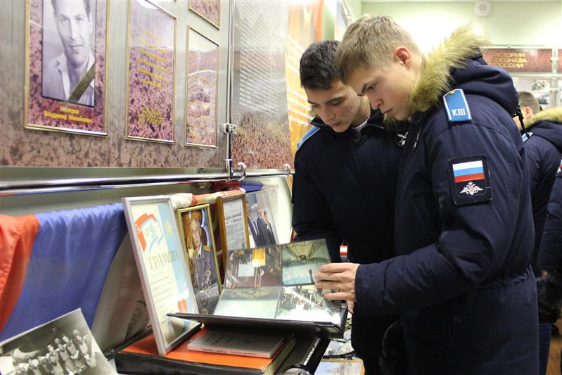 Сотрудники петербургского СОБРа «Гранит» провели Урок мужества для воспитанников кадетской школы Военной академии связи