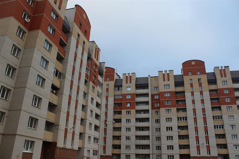 Руководство Управления Росгвардии по Саратовской области поздравило с новосельем сотрудников, получивших ключи от новых служебных квартир