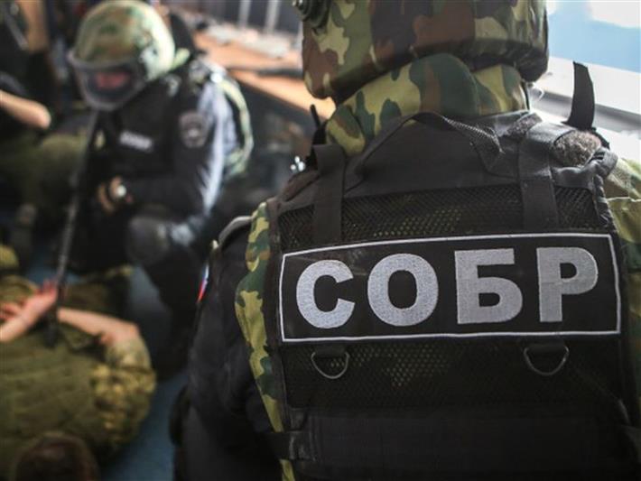 В Кузбассе офицеры СОБРа Росгвардии задержали подозреваемых в силовом проникновении на территорию закрытого учреждения