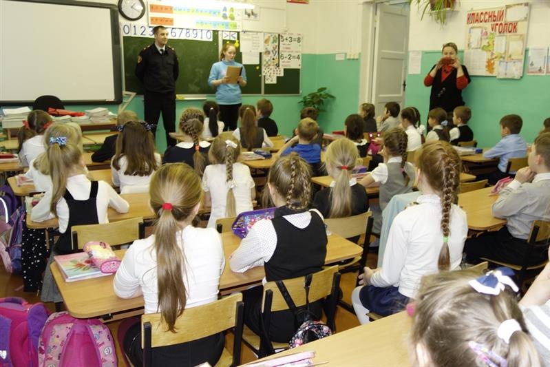 Сотрудники Росгвардии провели уроки ОБЖ с учениками начальных и старших классов школы поселка Корзуново Мурманской области