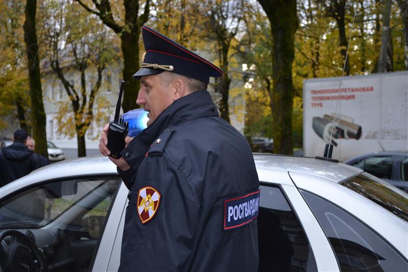В Новгородской области сотрудники Росгвардии задержали местного жителя, угрожавшего ножом мужчине 