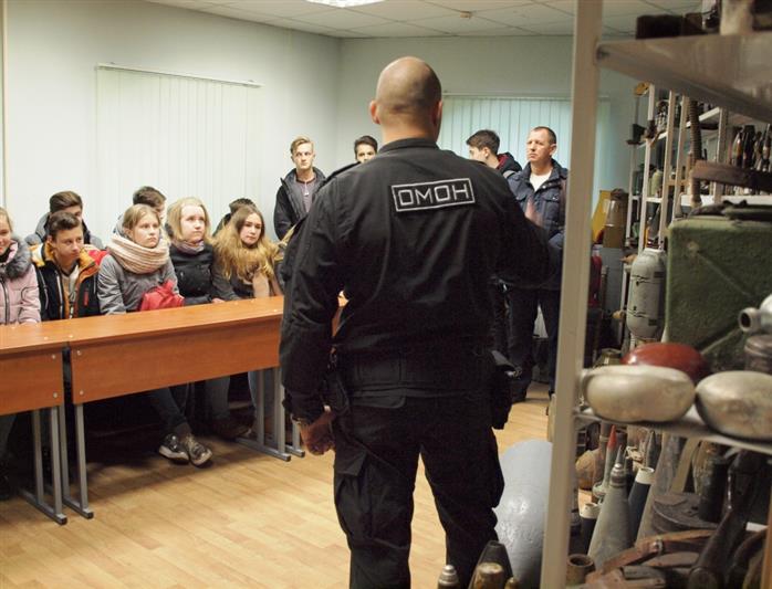 Сотрудники питерского ОМОНа провели экскурсию для учеников кадетского класса