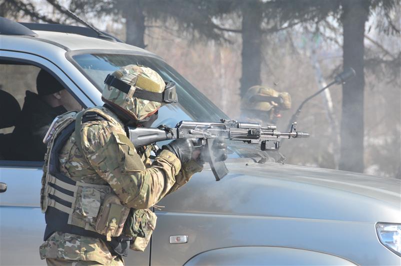Сотрудники омского  СОБРа  задержали  вооруженного мужчину, удерживавшего в квартире годовалого малыша 