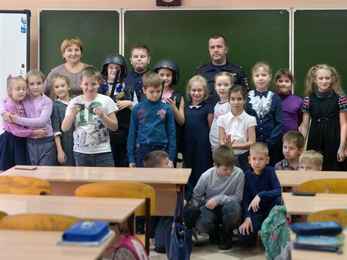 Сотрудники вневедомственной охраны Росгвардии провели День открытых дверей для учеников 3 класса гимназии № 13 г. Томска