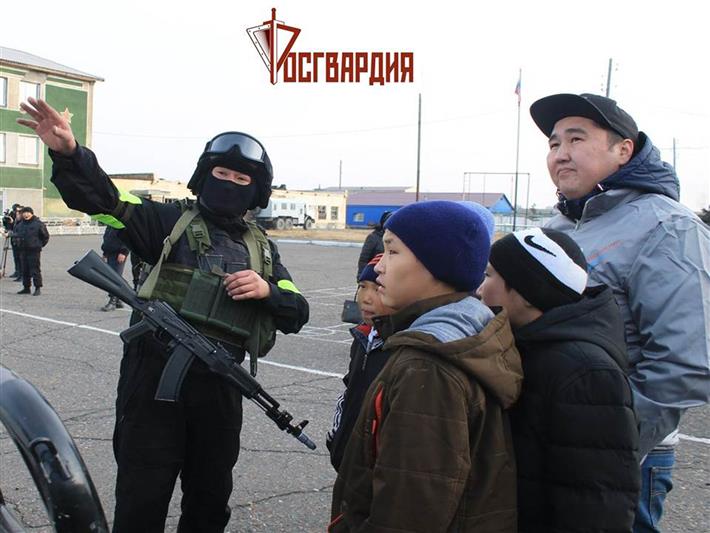 Сотрудники Отдела Росгвардии по Республике Тыва провели военно-патриотическое мероприятие для детей