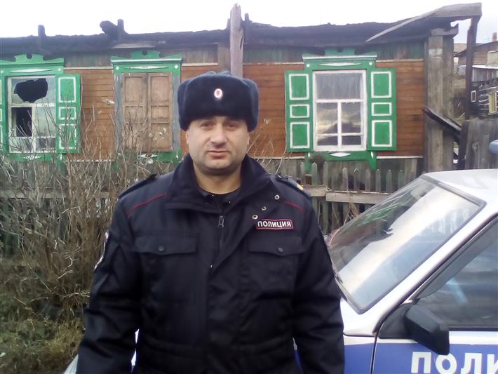 В Красноярском крае сотрудник Росгвардии спас двух местных жителей из горящего дома