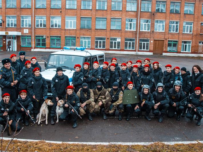 В Кузбассе ученики класса Росгвардии провели осенние каникулы с офицерами СОБРа